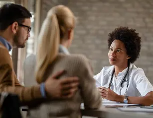 medico atendendo casal