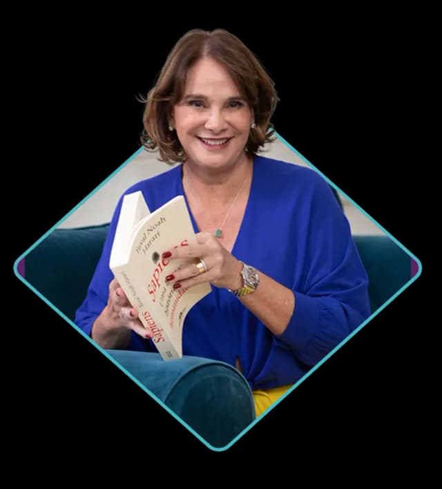 Doutora Luciana Dória segurando um livro